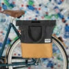 Sacoche Vélo Shopper Recyclé 20L URBAN PROOF Beige Gris -Gazelle Velo Boutique sacoche velo commuter shopping 20l urban proof beige gris